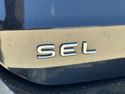 Used 2022 Volkswagen Taos SEL image 11