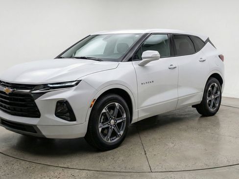 Used 2025 Chevrolet Blazer LT image 3