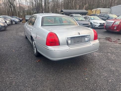 Used 2005 Lincoln Town Car Signature Limited image 18