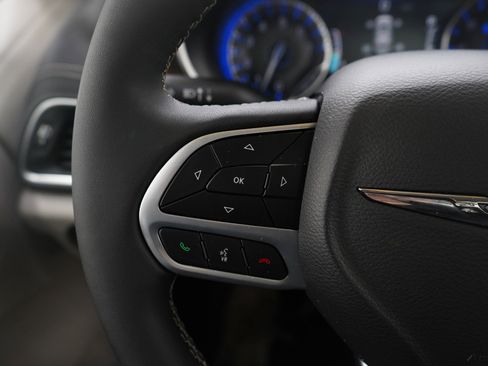 Used 2024 Chrysler Pacifica Limited FWD image 25