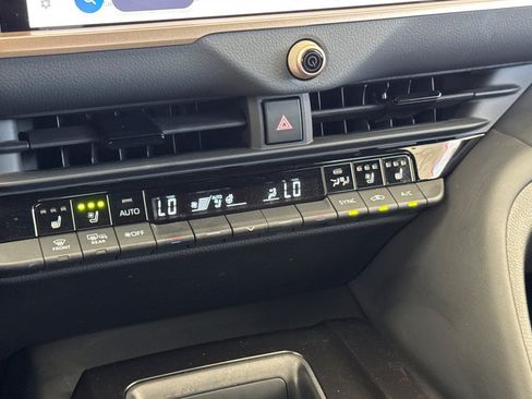 Certified 2025 Toyota Crown Signia AWD/4WD image 19