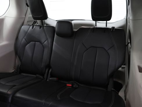 Used 2023 Chrysler Pacifica Touring-L AWD/4WD image 39