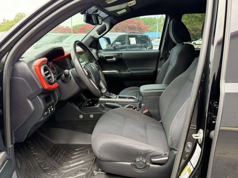Used 2017 Toyota Tacoma TRD Sport w/ Tow Package (A/T) AWD/4WD image 16