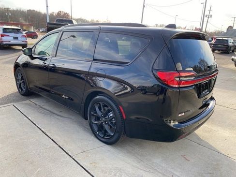 Used 2025 Chrysler Pacifica Limited image 9