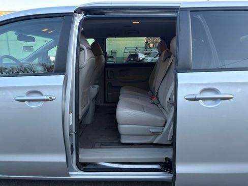 Used 2016 Kia Sedona LX w/ LX Convenience Package image 18