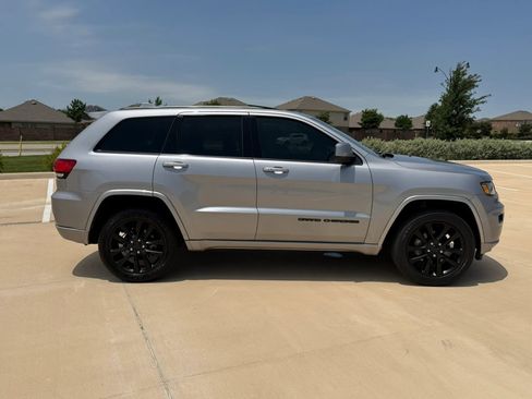 Used 2020 Jeep Grand Cherokee Altitude AWD/4WD image 7