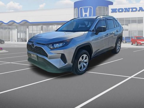 Used 2021 Toyota RAV4 LE image 3