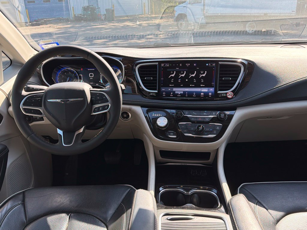 Used 2023 Chrysler Pacifica Limited FWD image 22