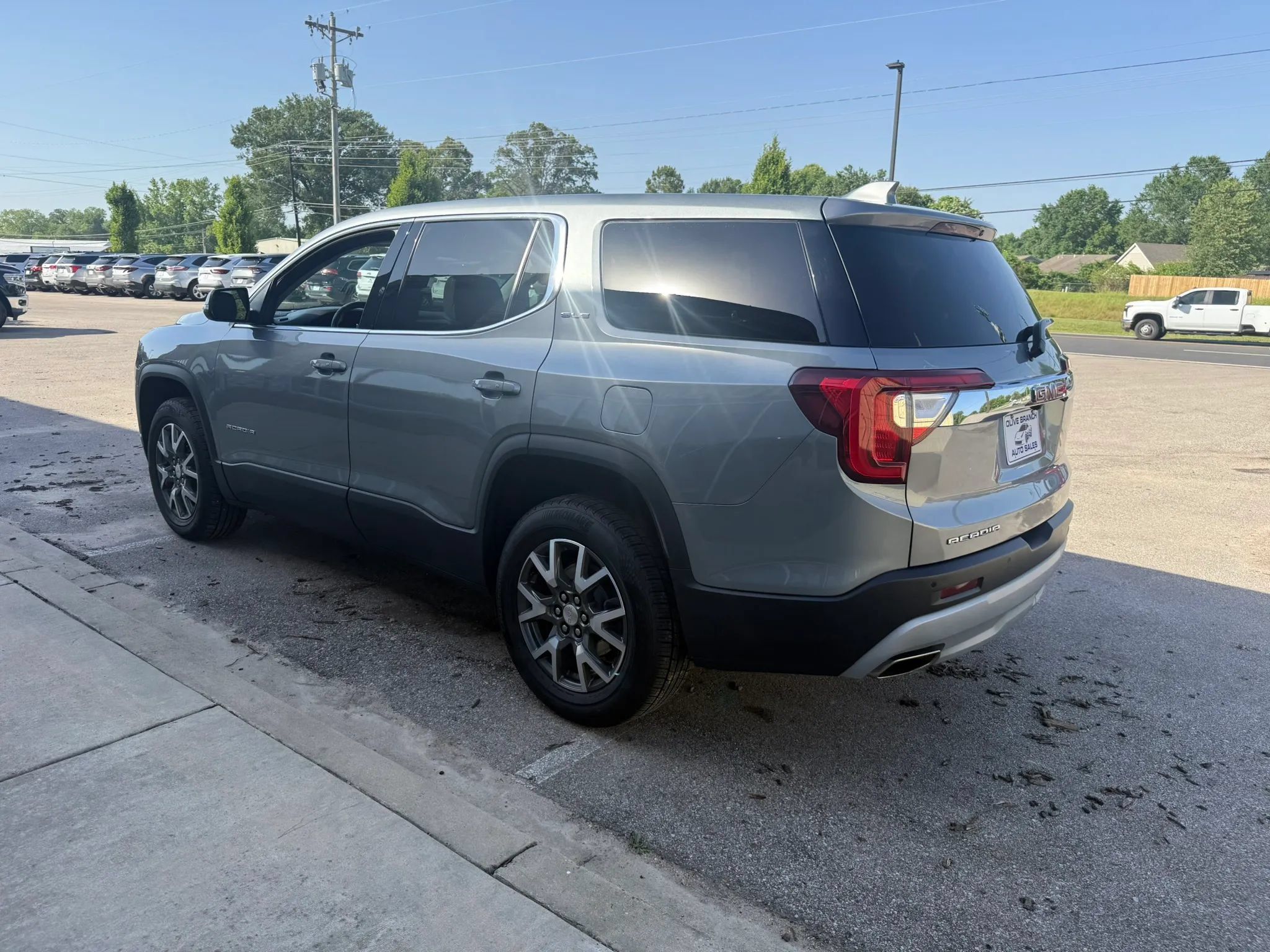 Used 2023 GMC Acadia SLE FWD image 5