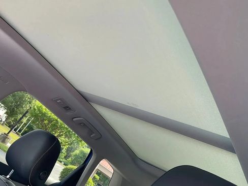 Used 2022 Volkswagen Taos SE w/ Panoramic Sunroof Package FWD image 21