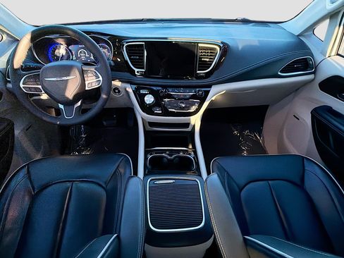 Used 2022 Chrysler Pacifica Limited image 16