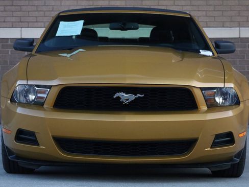 Used 2010 Ford Mustang Convertible RWD image 8