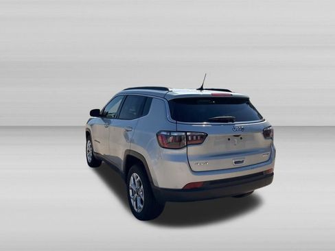 Used 2025 Jeep Compass Latitude AWD/4WD image 6