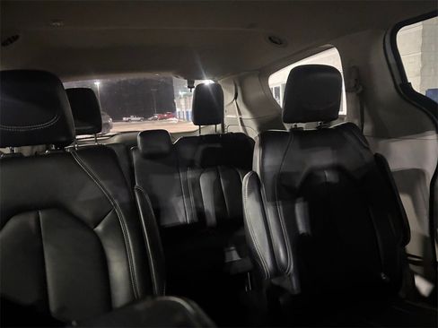 Used 2024 Chrysler Pacifica Touring-L image 22
