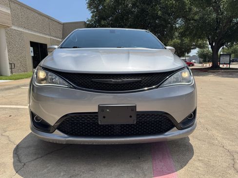 Used 2018 Chrysler Pacifica Touring Plus w/ S Appearance Package FWD image 10