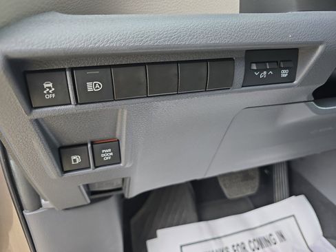 Used 2023 Toyota Sienna XLE image 19
