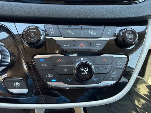Used 2023 Chrysler Pacifica Touring-L FWD image 33