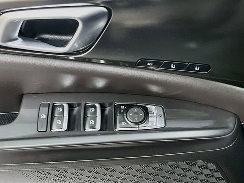 Used 2025 Kia Carnival SX w/ SX Dark Edition Package FWD image 18