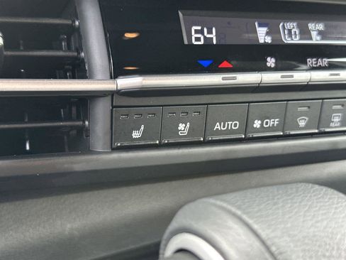 Used 2025 Toyota Sienna Limited image 28