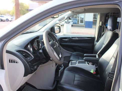 Used 2014 Chrysler Town & Country Touring FWD image 11