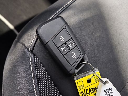 Used 2023 Volkswagen Taos SE w/ Panoramic Sunroof Package image 19