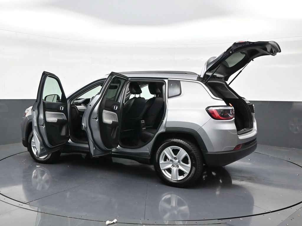 Used 2022 Jeep Compass Latitude FWD image 32
