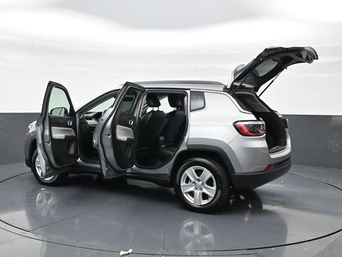 Used 2022 Jeep Compass Latitude FWD image 32