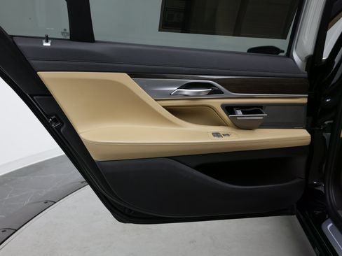 Used 2022 BMW 740i w/ Premium Package RWD image 31