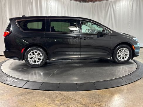 Used 2023 Chrysler Pacifica Touring-L FWD image 6
