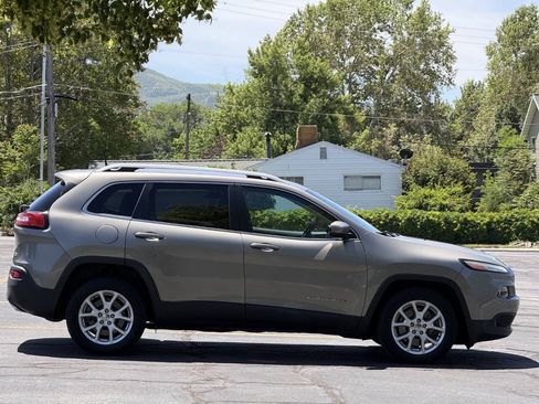 Used 2016 Jeep Cherokee Latitude w/ Comfort & Sound Group FWD image 4