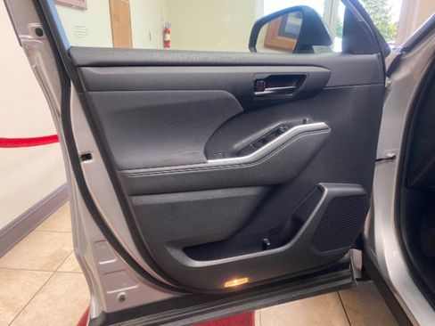 Used 2024 Toyota Highlander LE image 11