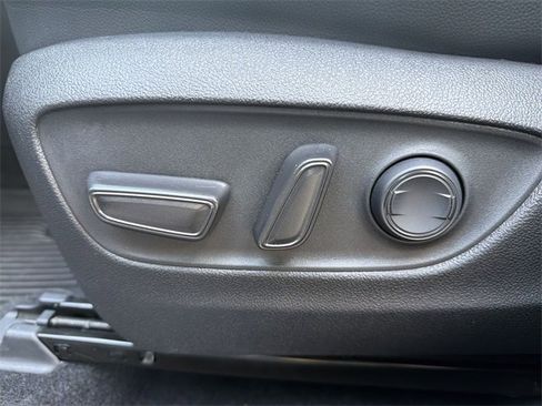 Used 2023 Toyota Highlander XLE image 12