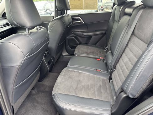 Used 2024 Mitsubishi Outlander FWD image 11