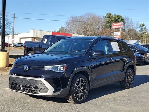 Certified 2025 Volkswagen Taos SE image 31