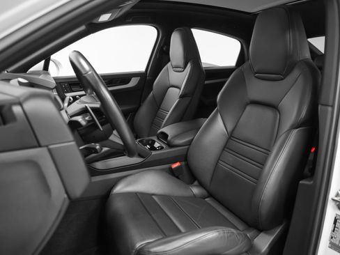 Certified 2024 Porsche Cayenne Coupe AWD/4WD image 44