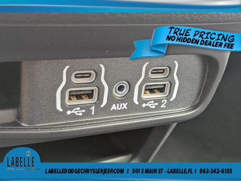 Used 2025 Chrysler Pacifica Select AWD/4WD image 28