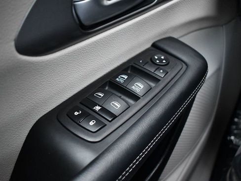 Used 2022 Chrysler Pacifica Touring-L image 17