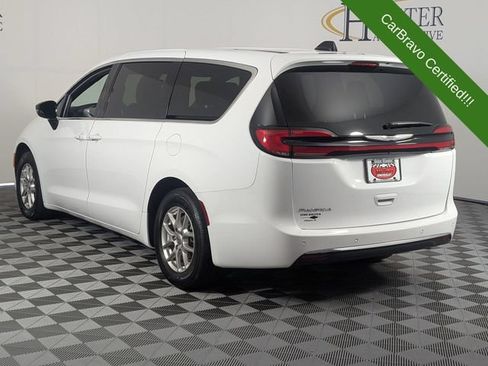 Used 2025 Chrysler Pacifica Select FWD image 5