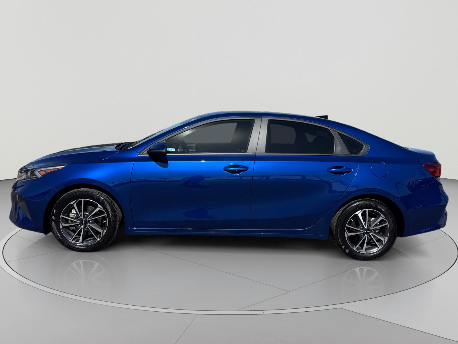 Used 2024 Kia Forte LXS w/ LXS Technology Package FWD image 2