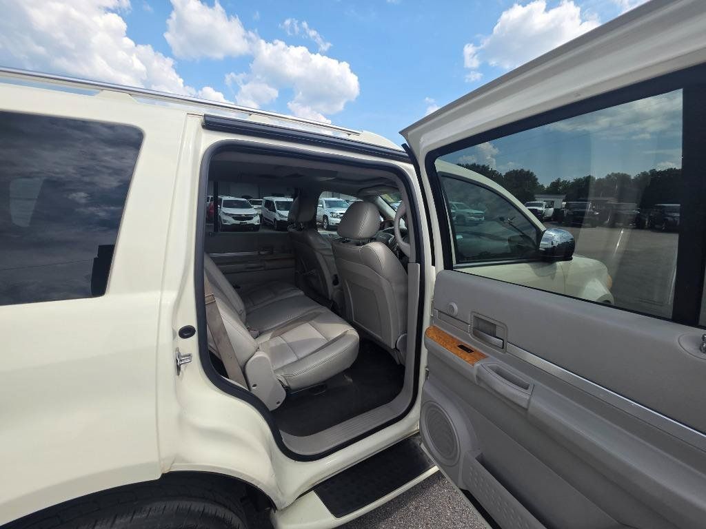 Used 2009 Chrysler Aspen Limited RWD image 13