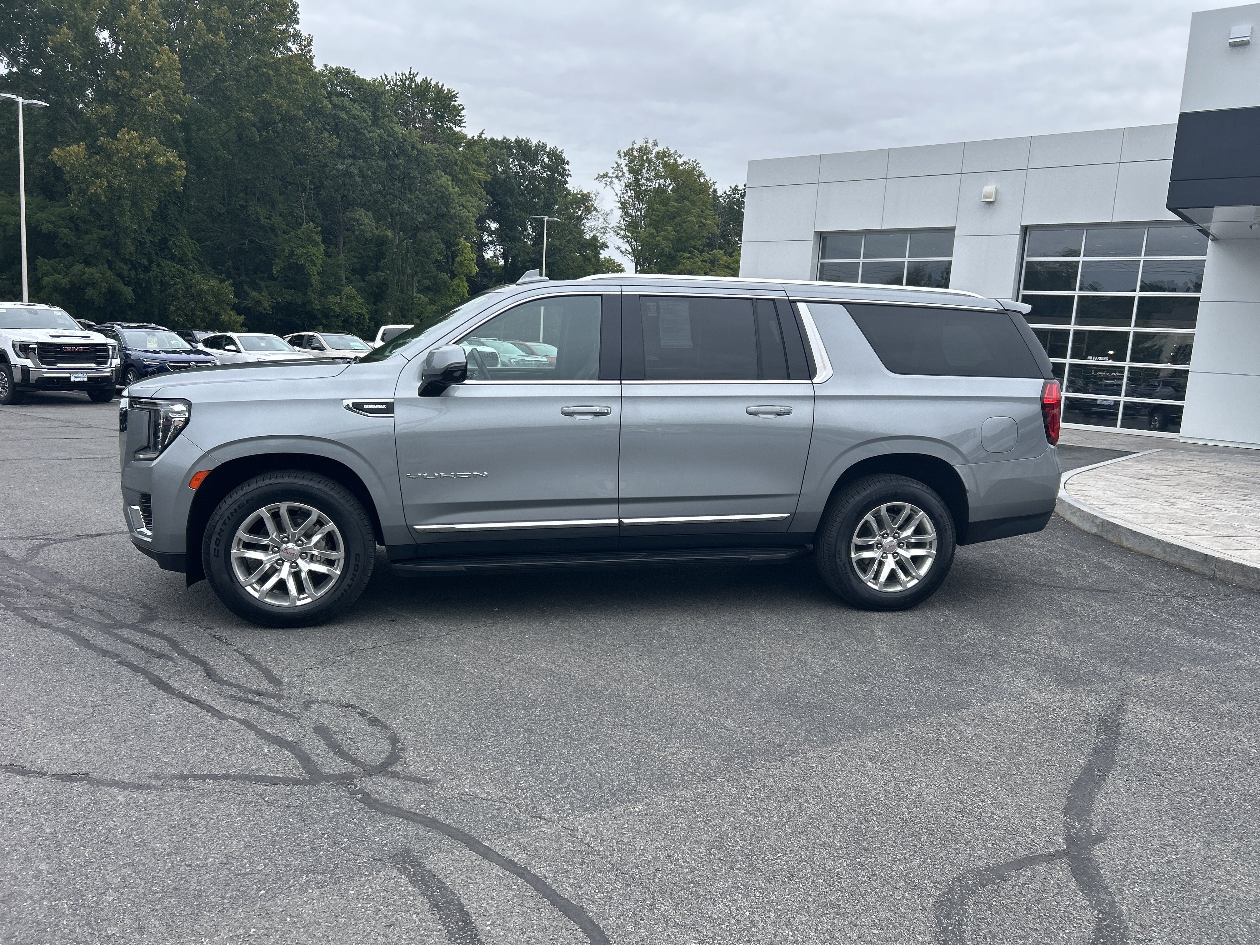 Certified 2023 GMC Yukon XL SLT w/ SLT Premium Package AWD/4WD image 2
