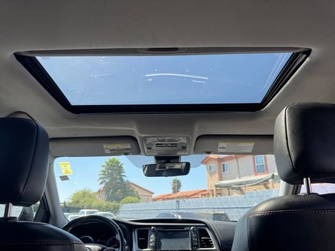 Used 2019 Toyota Highlander SE w/ Carpet Mat Package (TMS) FWD image 20