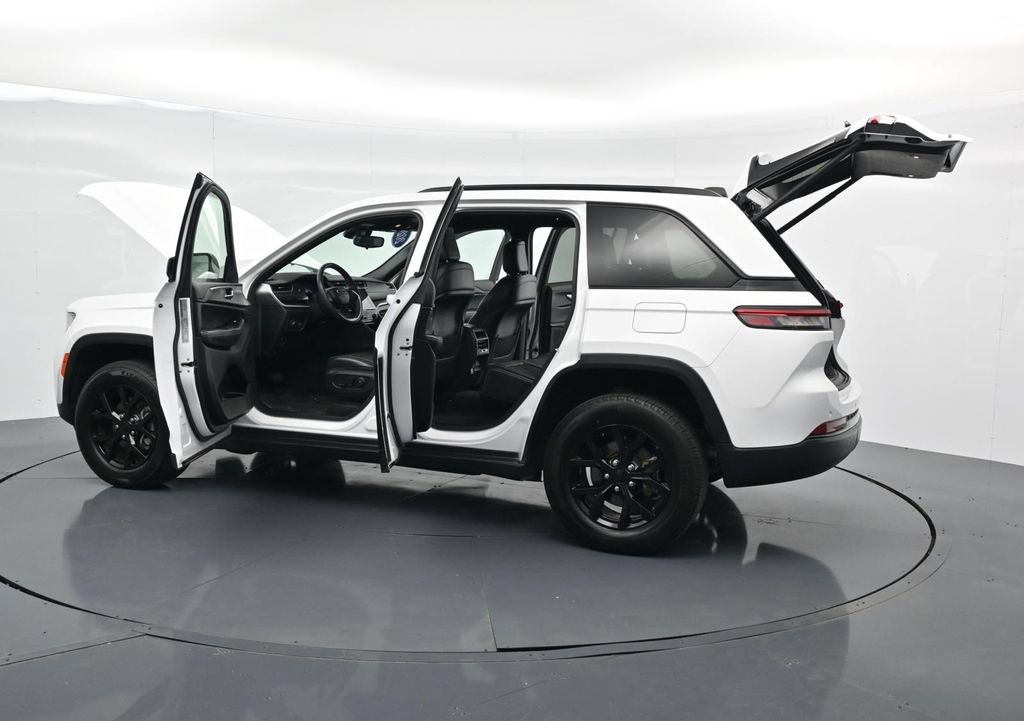 Used 2024 Jeep Grand Cherokee Altitude AWD/4WD image 42