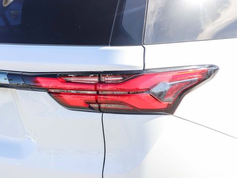 Used 2023 Chevrolet Traverse RS w/ LPO, Cargo Package image 10