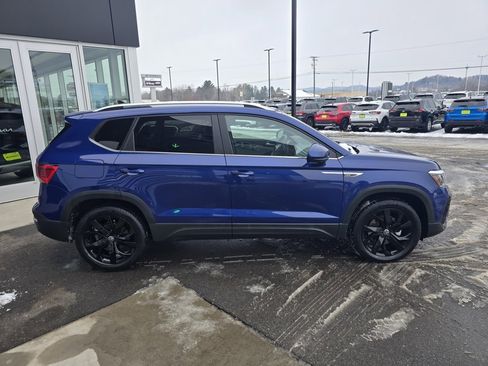 Used 2022 Volkswagen Taos SE w/ Panoramic Sunroof Package image 6