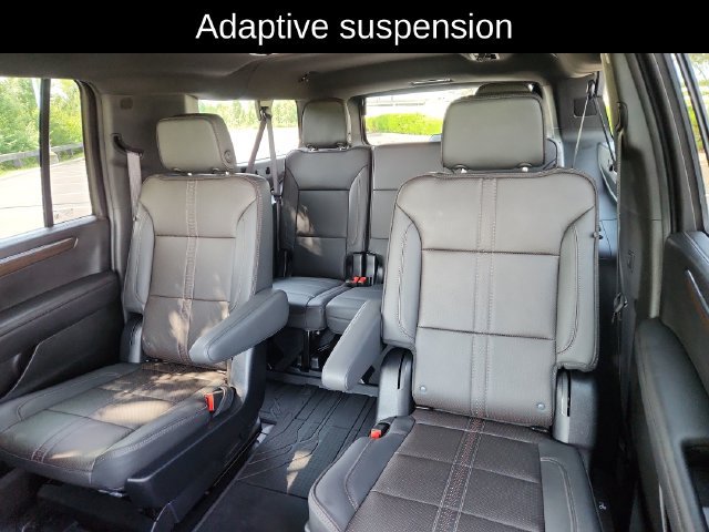 Used 2025 Chevrolet Suburban High Country AWD/4WD image 29