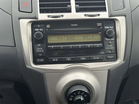 Used 2009 Toyota Yaris 4-Door Hatchback image 18