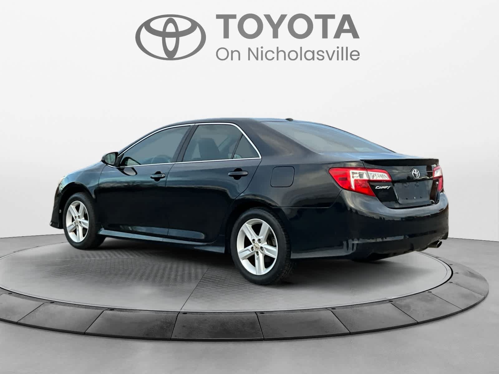 Used 2013 Toyota Camry SE w/ Leather Pkg FWD image 3
