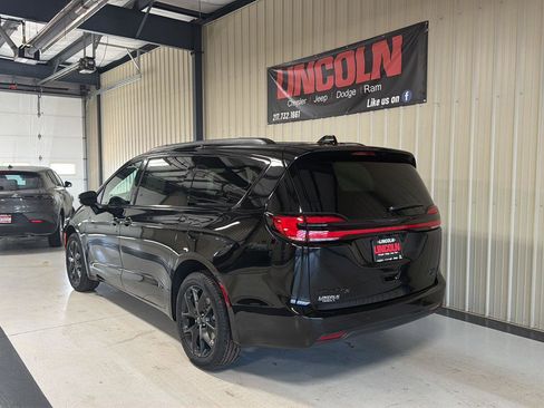 New 2026 Chrysler Pacifica Limited image 3