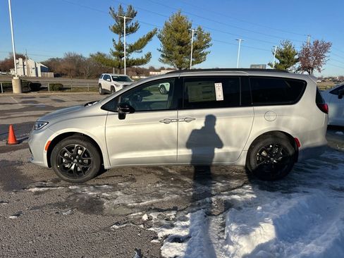 New 2026 Chrysler Pacifica Select image 16